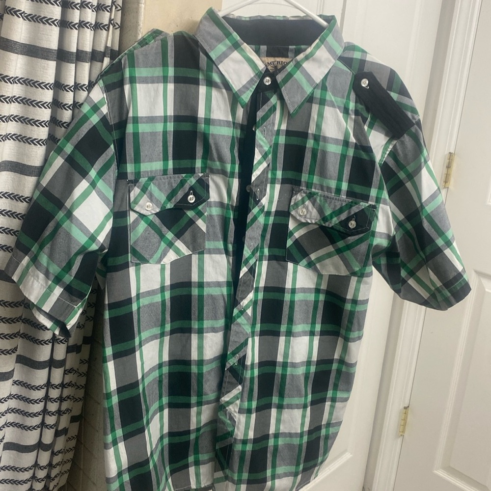 Short sleeve button down. Size XL. Worn under 3 times.
